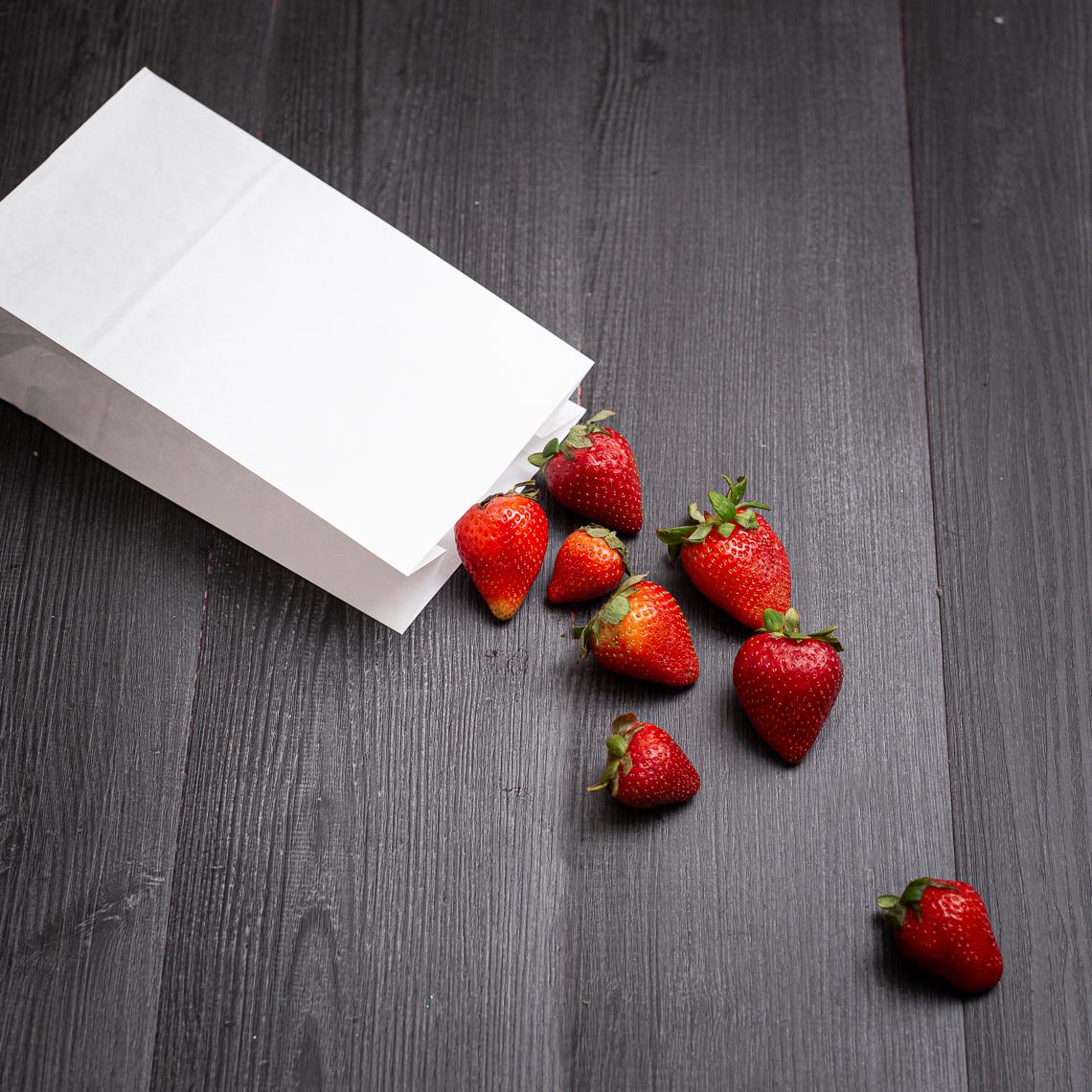 Bolsas de papel sin asas blancas con fresas