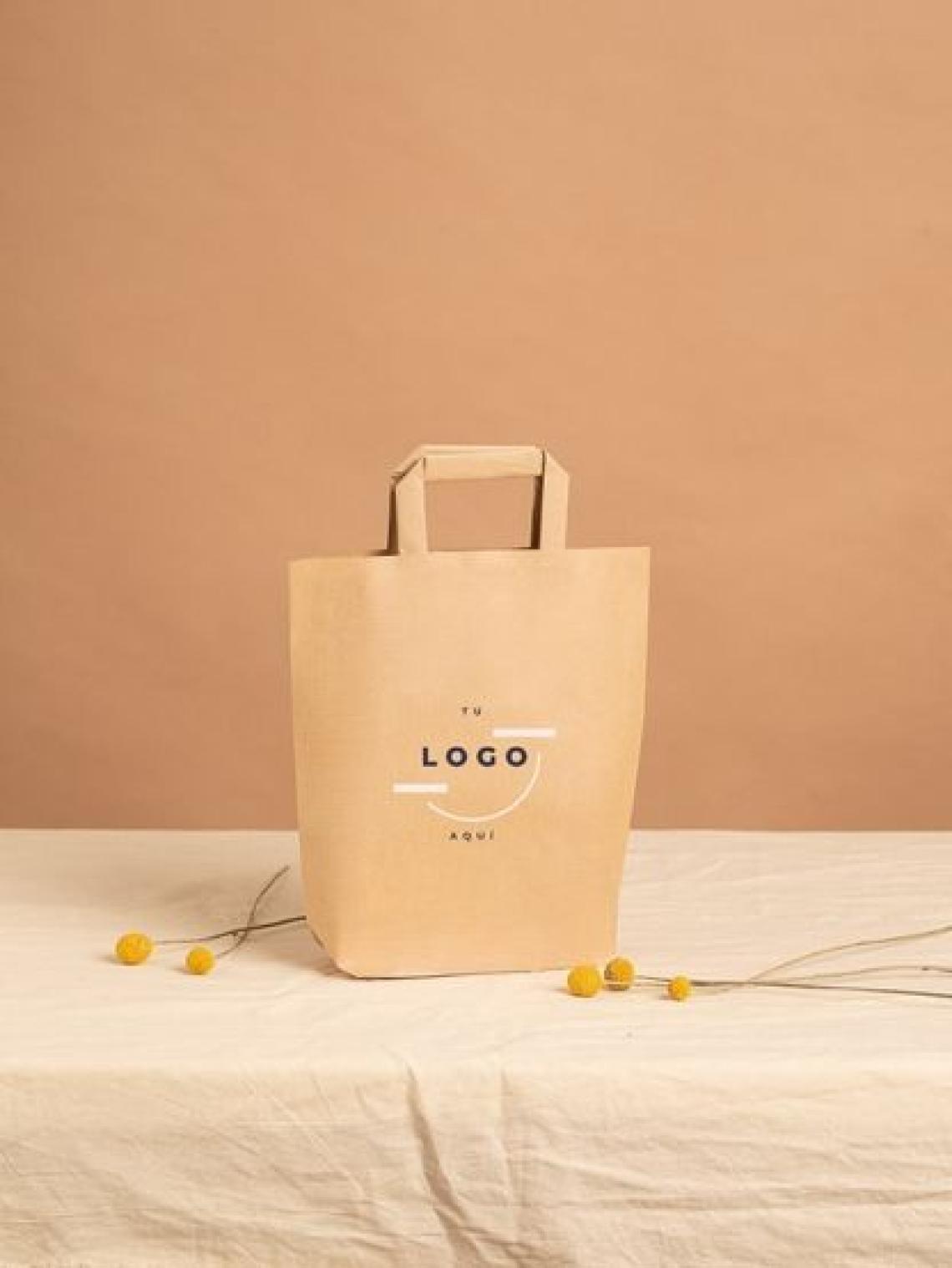 Bolsa de papel kraft hexagonal Mediana sin asas de 28x8x18 cm, fabricada en España con impacto social y opción de personalización con logo para packaging ecológico.