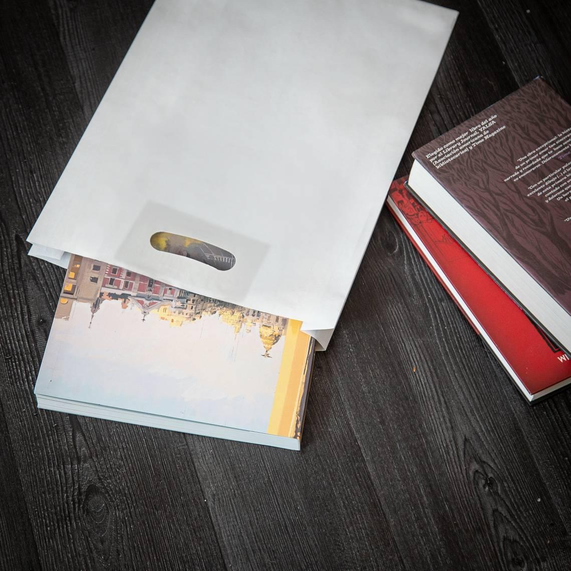 Bolsas blancas grandes con asas troqueladas con libros