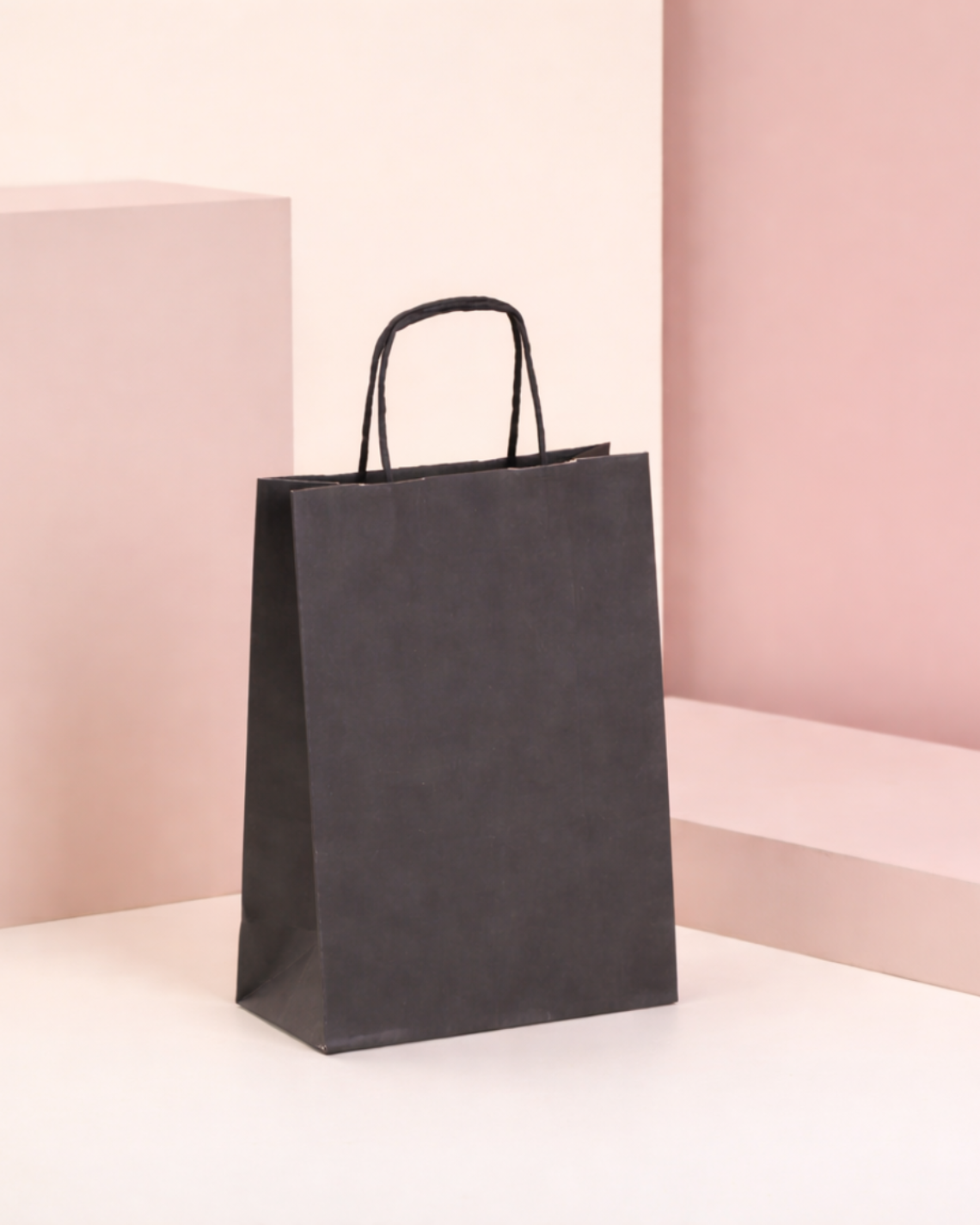 bolsa negra con logo