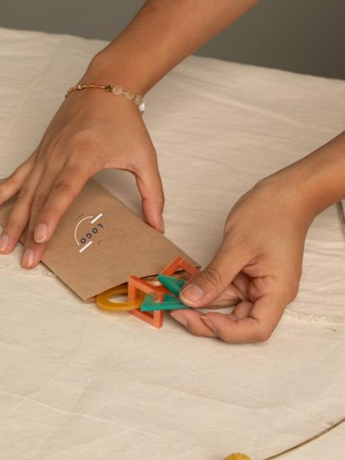 Sobre de papel kraft reciclable fabricado en España con impacto social positivo