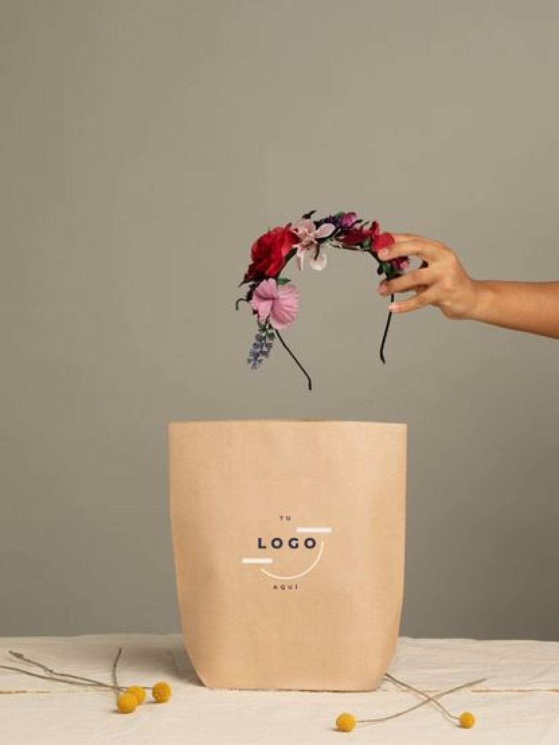 Bolsa de papel kraft mediana sin asas con logo personalizable, ideal para boutiques y regalos sostenibles.