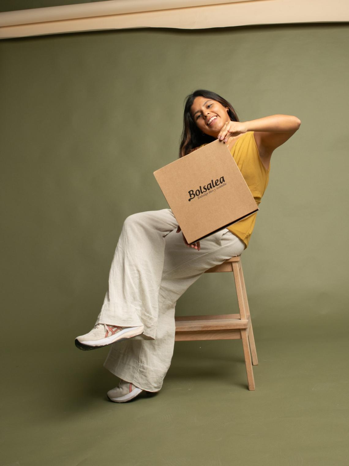 Una persona sujetado una caja para ecommerce mediana