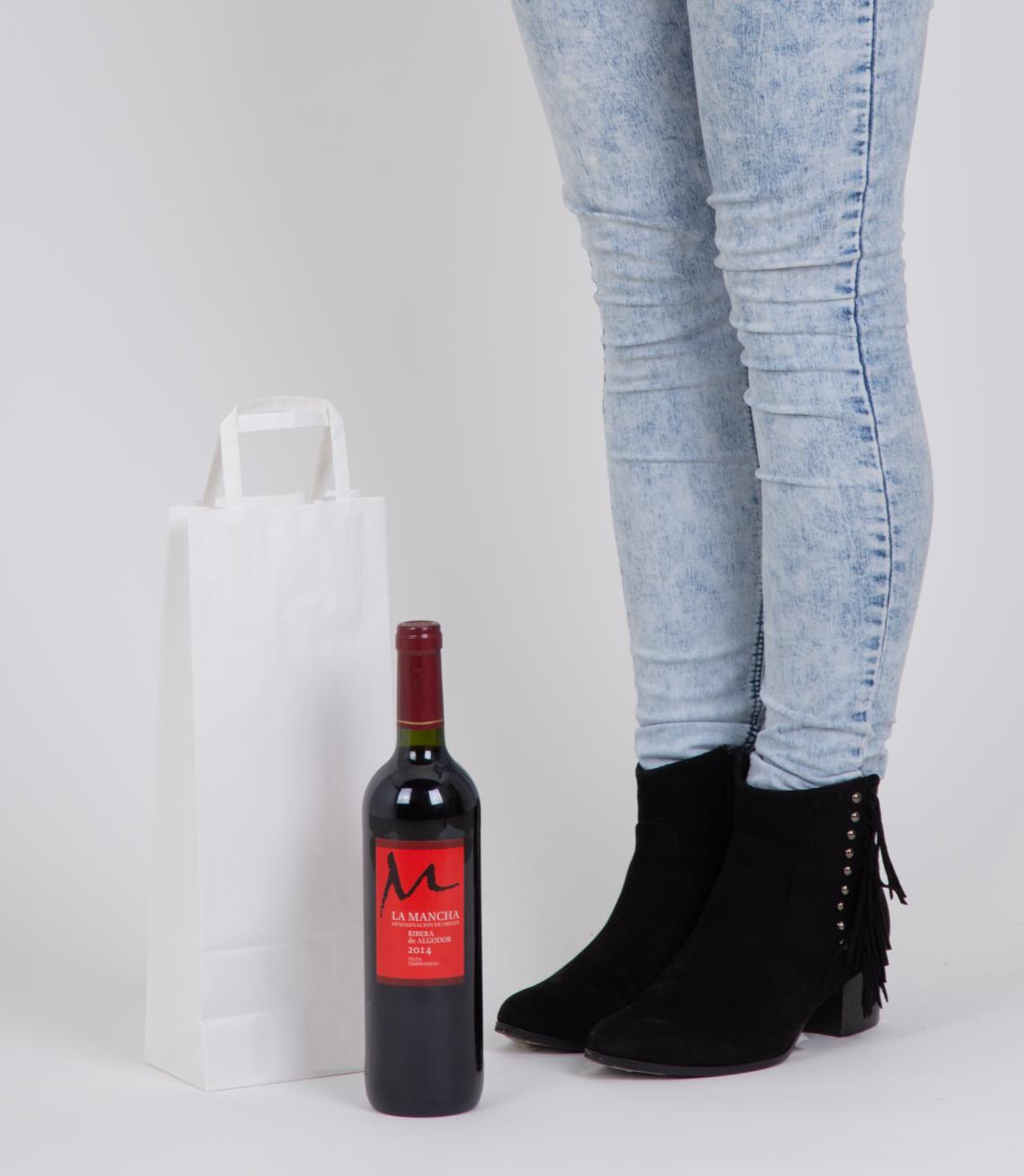 Bolsas de papel blancas con una botella de vino