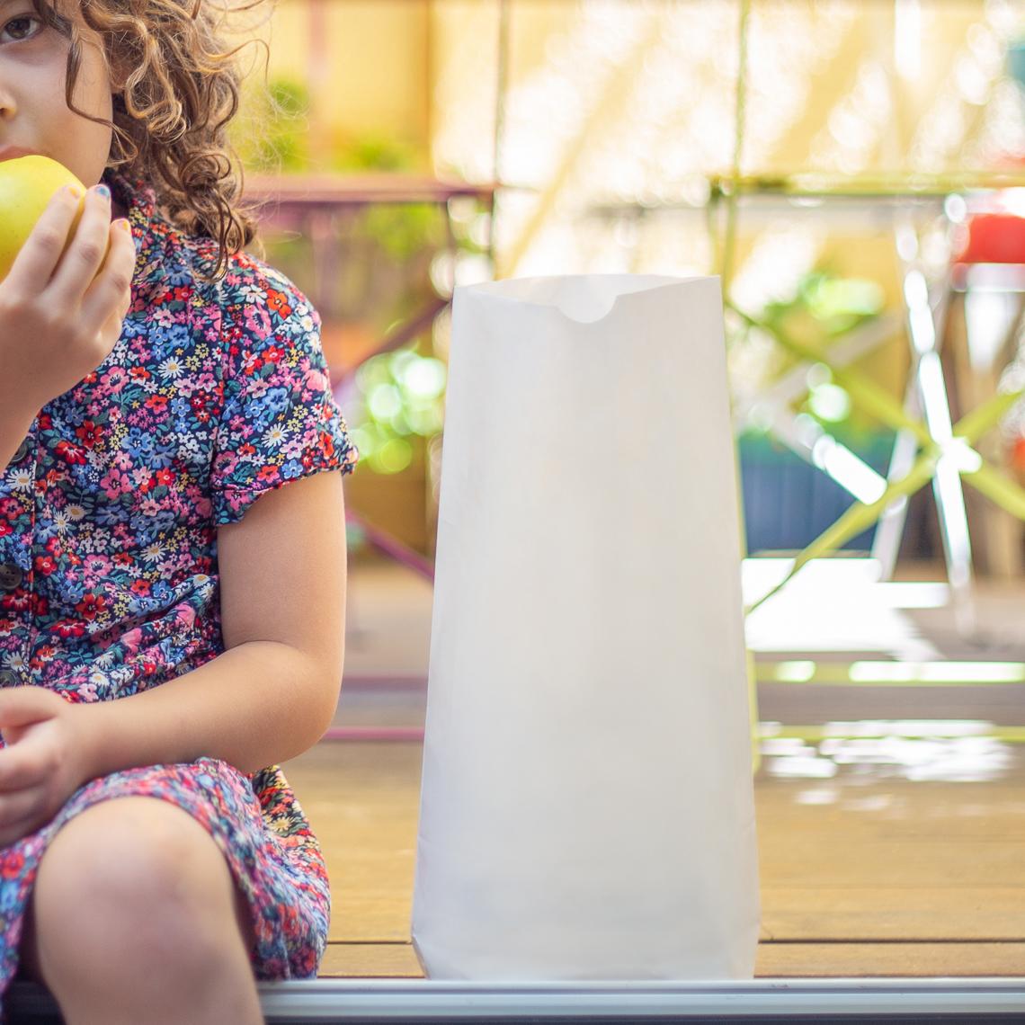 Una niña al lado de las bolsas