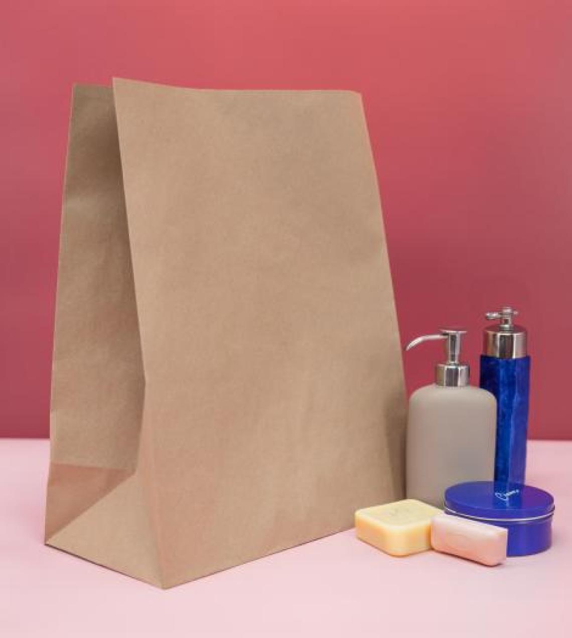 Bolsas de papel sin asas junto a unos botes