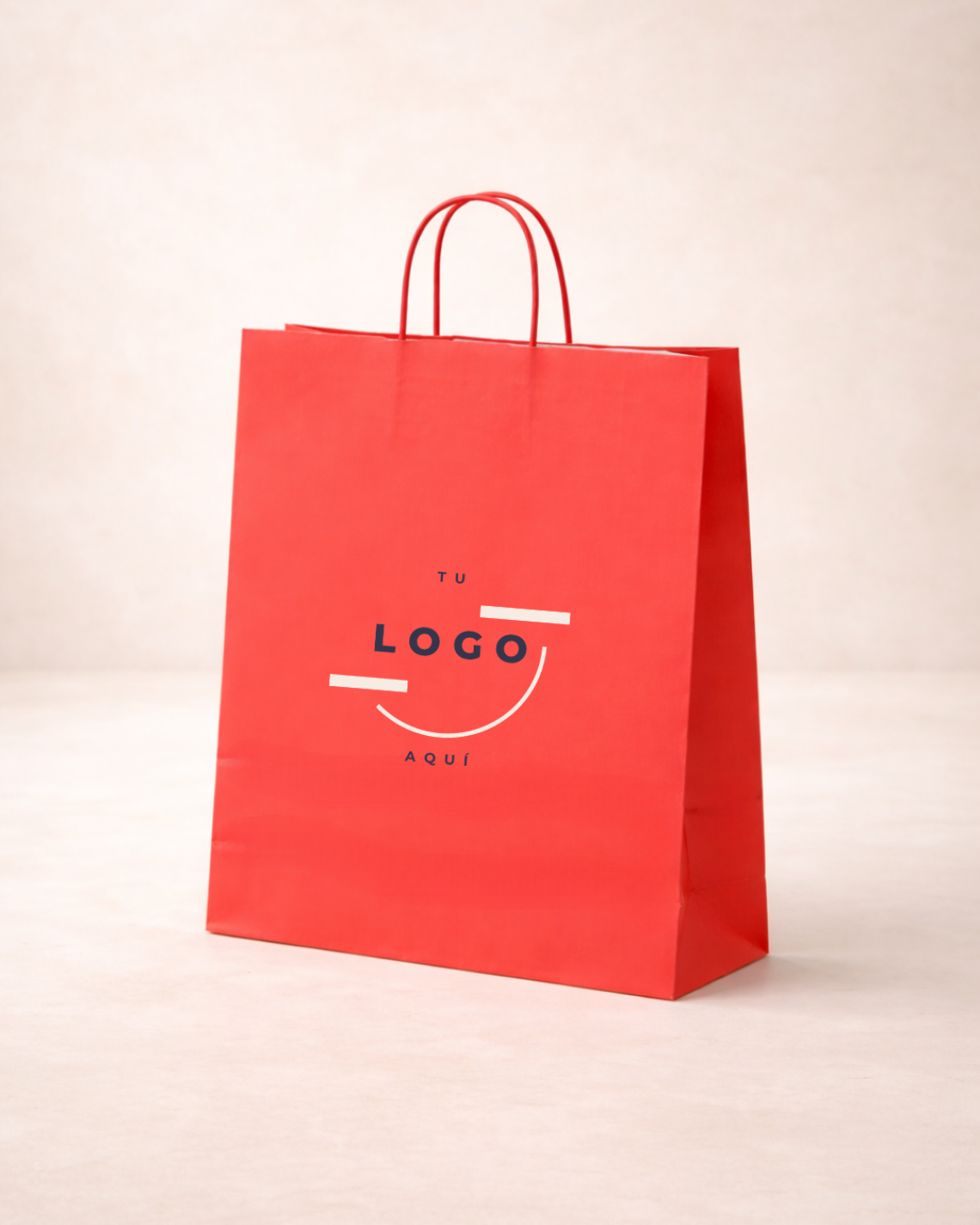 Bolsa de papel de color rojo en primer plano