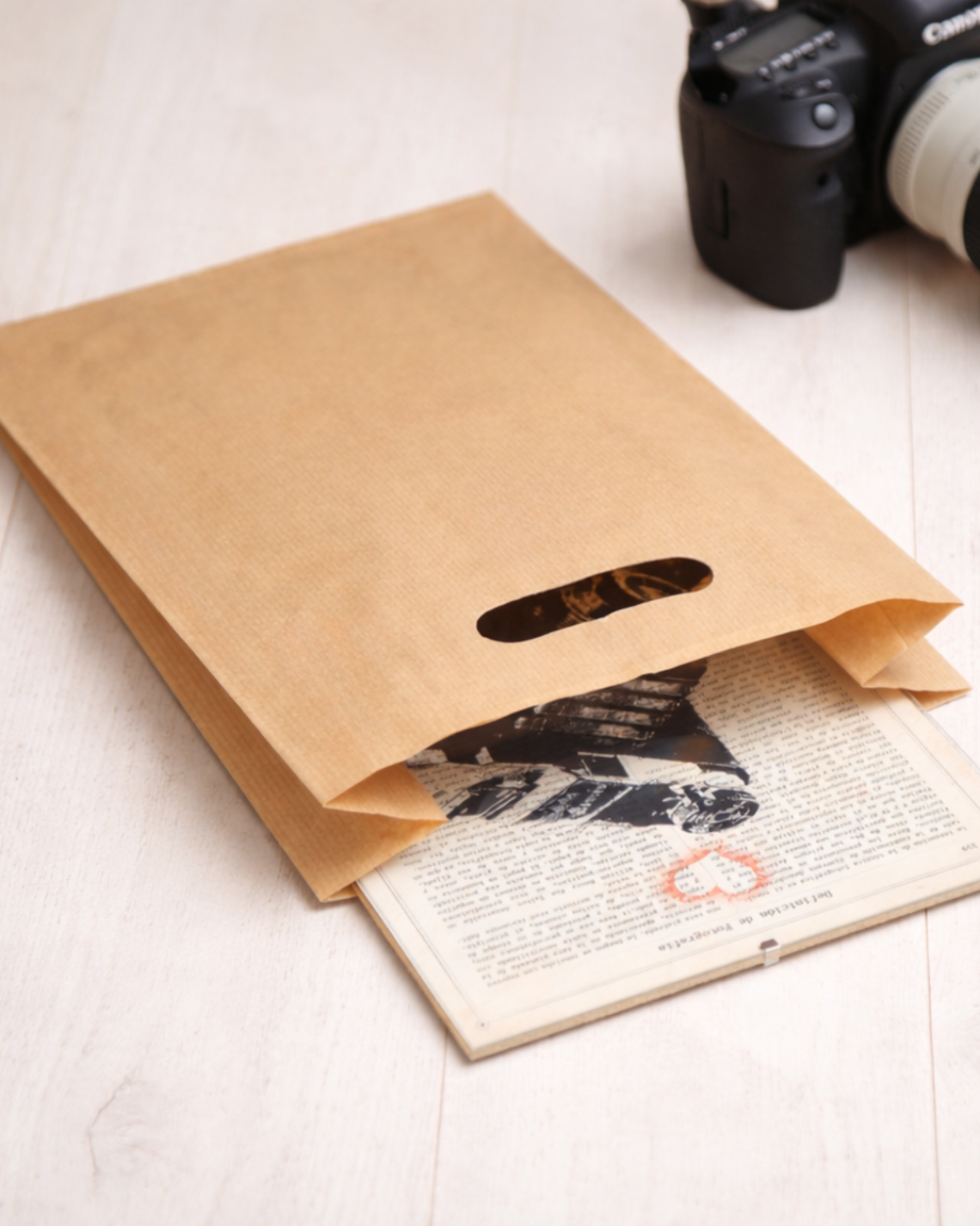 Bolsas de papel con asas troqueladas