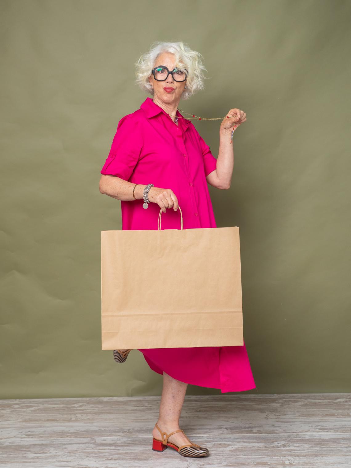 Bolsas de papel kraft grandes junto a una mujer