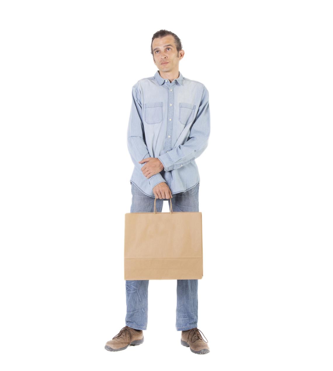 Bolsas de papel kraft de tamaño mediano sujetadas por un hombre