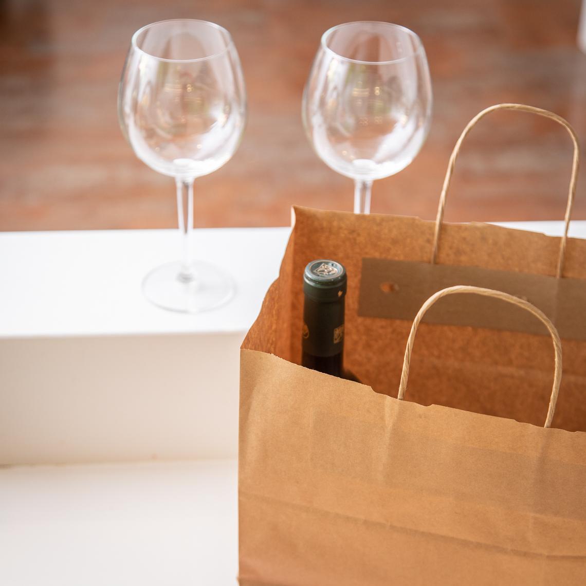 Bolsas de papel take away con una botella dentro