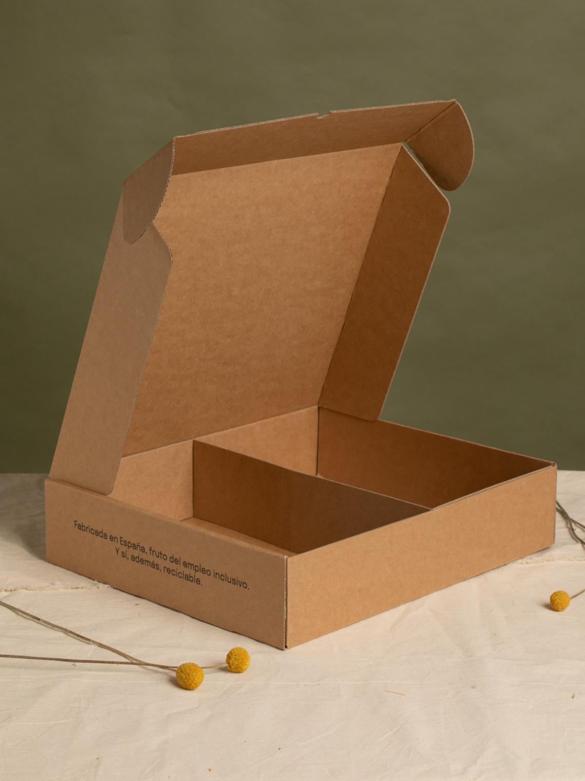 Cajas de cartón reciclado con separador para ecommerce 37x30x8 | Fabricadas por personas con discapacidad intelectual