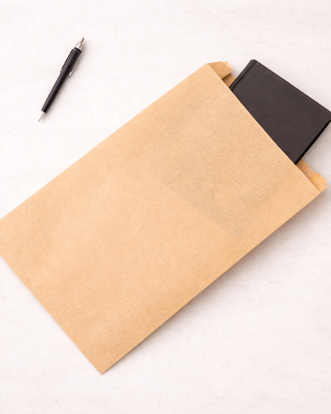 Sobres de papel con fuelle lateral con  lápices de colores alrededor