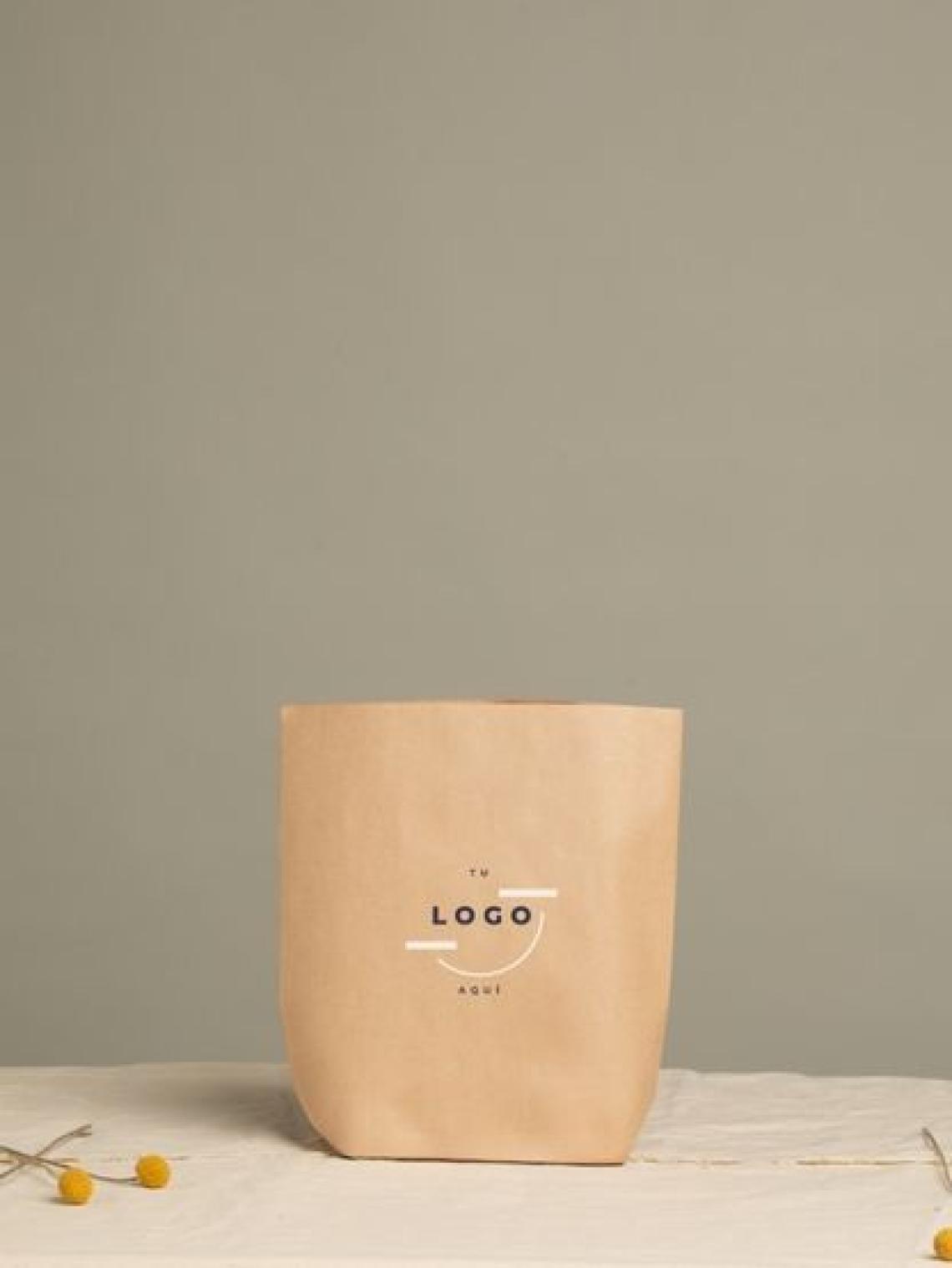 Bolsa de papel kraft mediana sin asas con logo personalizable, ideal para boutiques y regalos sostenibles.