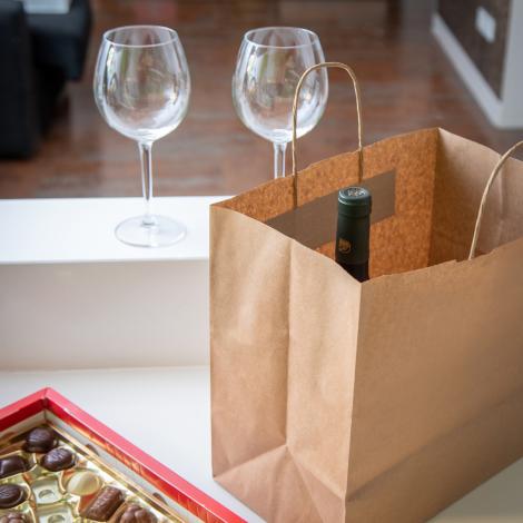 Bolsas de papel impermebles para restaurantes Bolsas de papel take away con una botella dentro