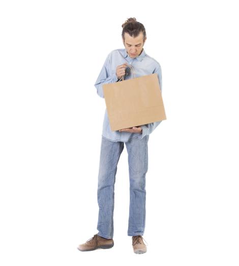 Bolsas de papel kraft de tamaño mediano por mayor Bolsas de papel kraft de tamaño mediano sujetadas por un hombre
