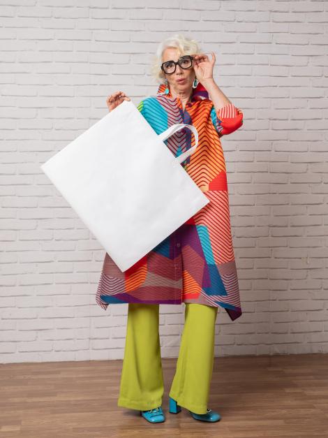 Guardatrajes de tela comprar Guardatrajes de tela sujetados por una mujer