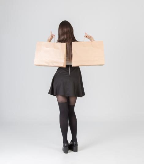 Bolsas de papel apaisadas Bolsas de papel apaisadas sujetadas por una mujer