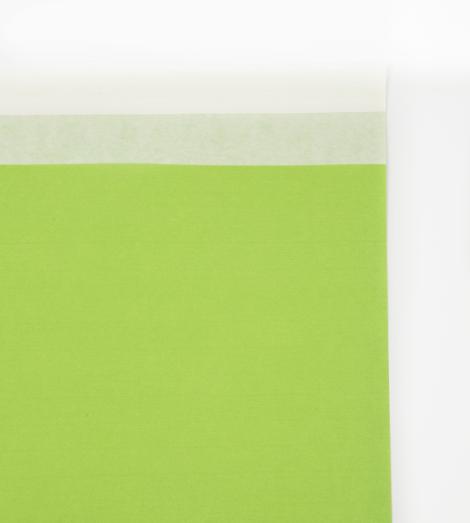 Sobres de papel verdes con tira adhesiva blanca