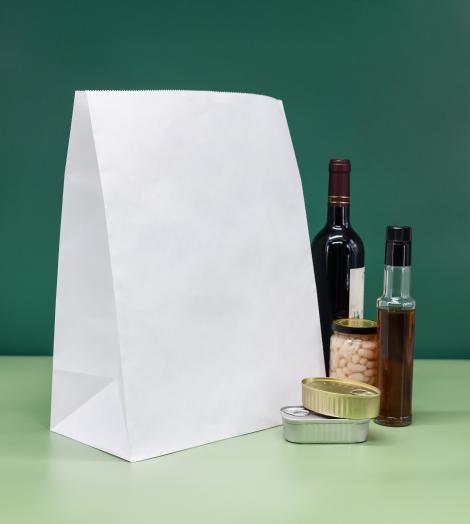 Bolsas de papel blancas sin asas junto a unos aceites