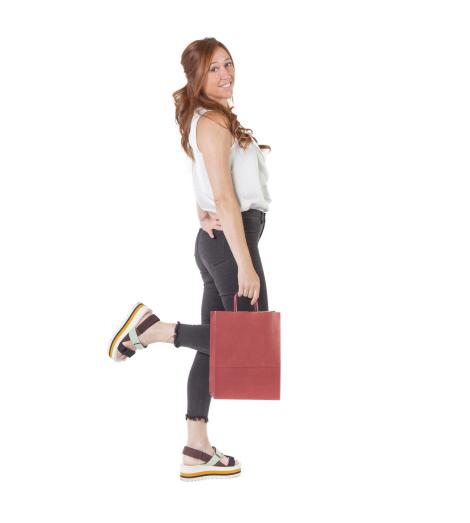 Bolsas de papel kraft granate Una mujer sujetando bolsas de papel medianas de color kraft granate