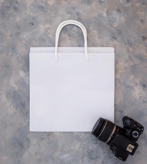 Venta de un lote de bolsas de papel con asas de cordones baratas Bolsas de papel blancas con asas de cordones con base ancha