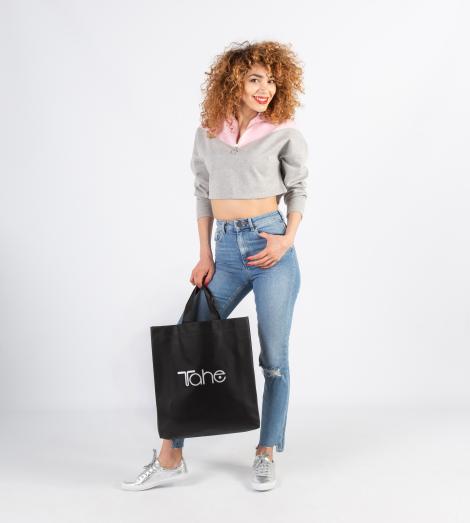 Bolsas de tela con fuelle negras Bolsas de tela con fuelle negras sujetadas por una mujer