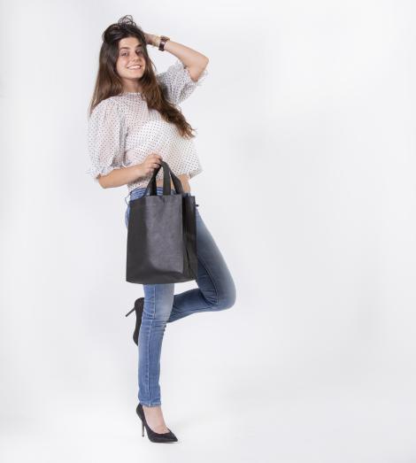 Bolsas de tela negra originales Bolsas de tela negras sujetas por una mujer
