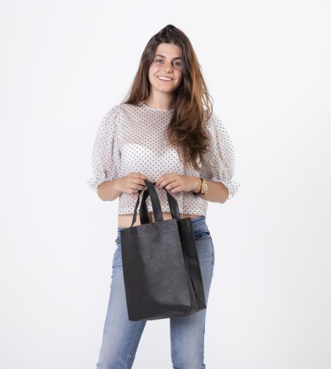 Boslas de tela negra baratas Bolsas de tela negras sujetas por una mujer