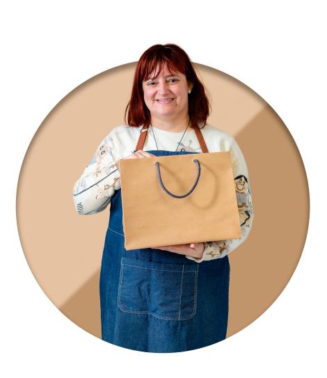 Bolsas de papel con asas de cordones hechas de forma artesanal Bolsas de papel hechas a mano por personas con discapacidad intelectual
