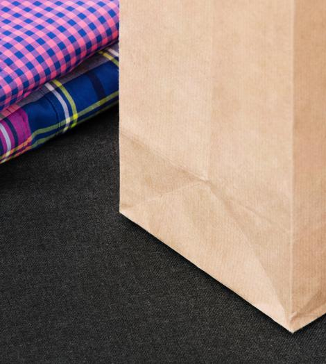 bolsas de papel grandes baratas para abrigos Bolsas de papel kraft grandes junto a unas camisas