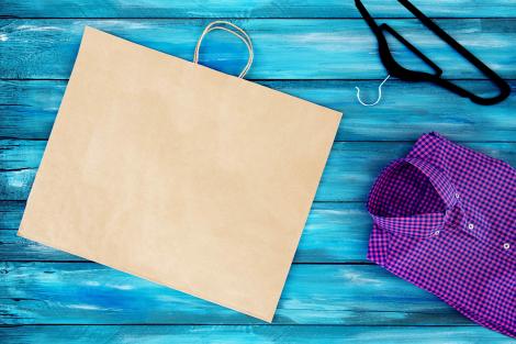 Venta de bolsas de papel grandes baratas Bolsas de papel kraft grandes junto a unas camisas