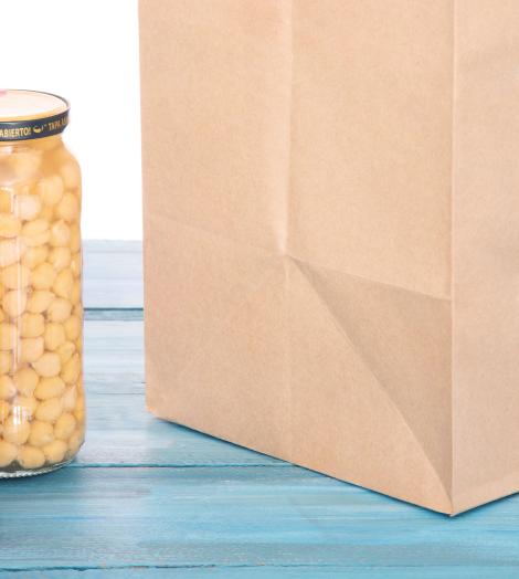 Bolsas de papel con base ancha con alimentos al lado