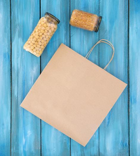 Bolsas de papel con base ancha con alimentos al lado