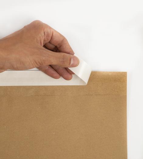 Sobres de papel grandes kraft con cierre adhesivo