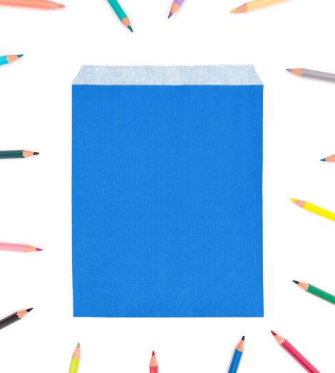Sobres de color azul de papel con lápices de colores alrededor