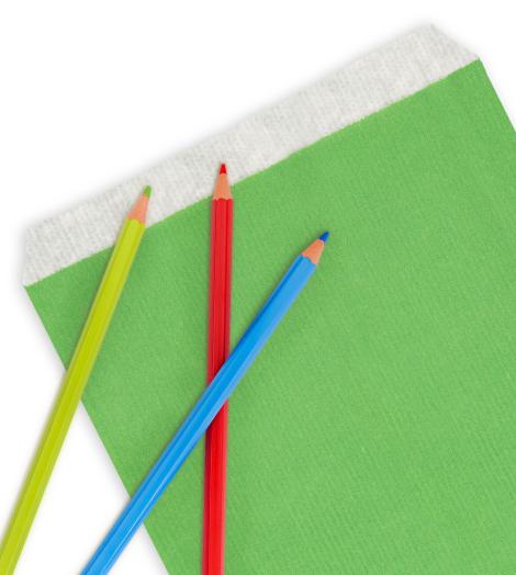 Sobres verdes de papel con lápices de colores alrededor