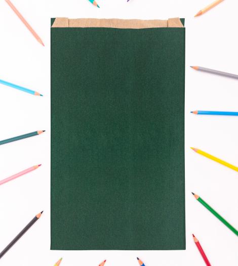Sobres de papel verdes con lápices de colores alrededor