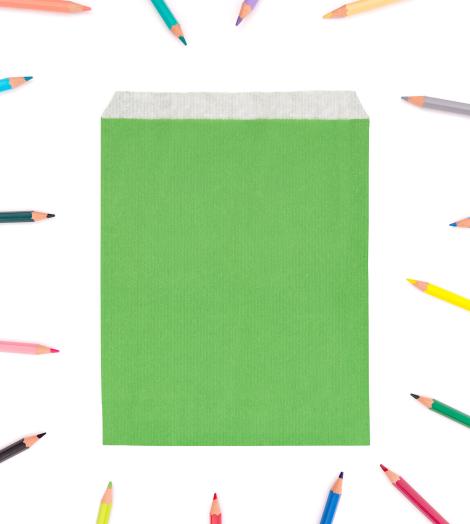 Sobres verdes de papel con lápices de colores alrededor