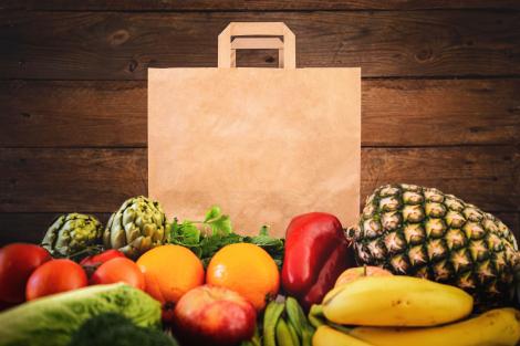 Bolsas de papel reciclado para llevar comida por mayor Bolsas de papel reciclado con base ancha con frutas y verduras alrededor