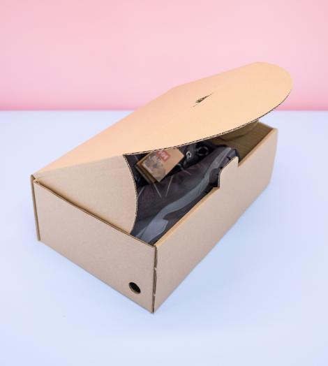Cajas de cartón para tiendas online Cajas de cartón con unos zapatos dentro