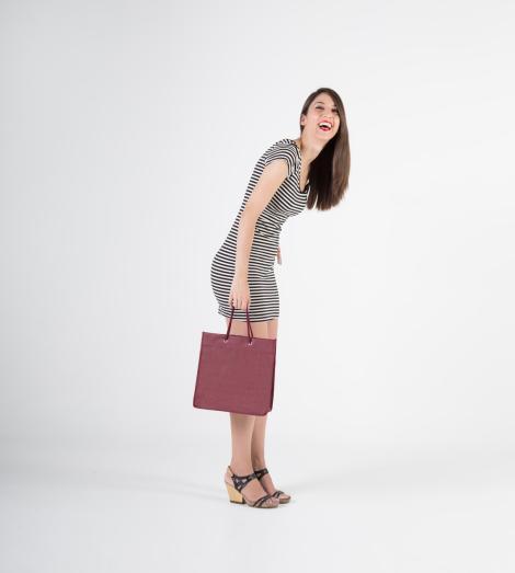 Bolsas tela asas algodón cosidas sujetadas por una mujer