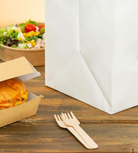 Bolsas de papel take away con base ancha Bolsas take away blancas con comida al lado