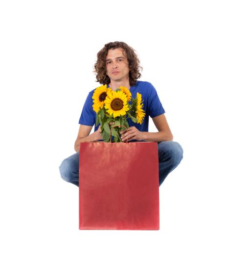 Bolsas de papel grandes de color granate Bolsas de papel grandes de color granate junto a un hombre