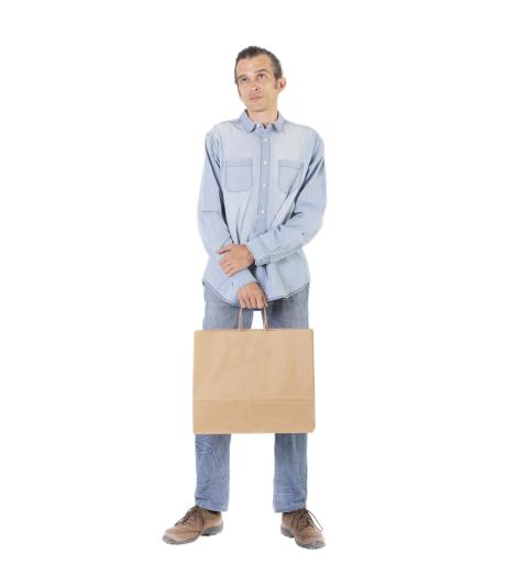 Bolsas de papel ecológico de tamaño mediano por mayor Bolsas de papel kraft de tamaño mediano sujetadas por un hombre