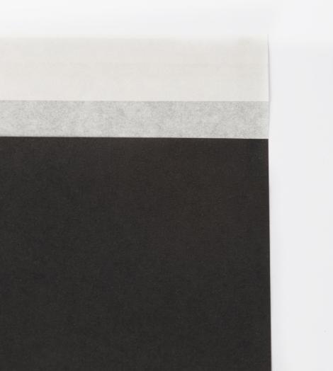 Sobres de papel con tira adhesiva de color negro
