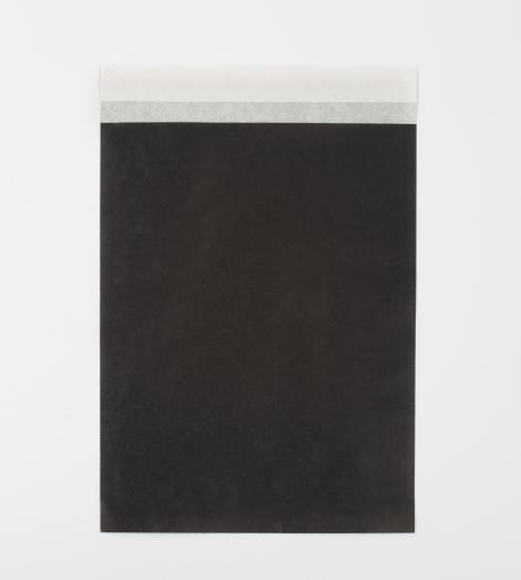 Sobres de papel con tira adhesiva de color negro