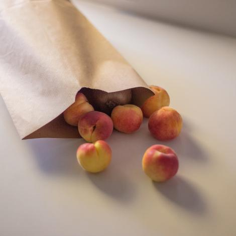 Bolsa de papel con frutas en su interior