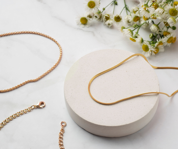 Unas cadenas de oro sobre fondo blanco