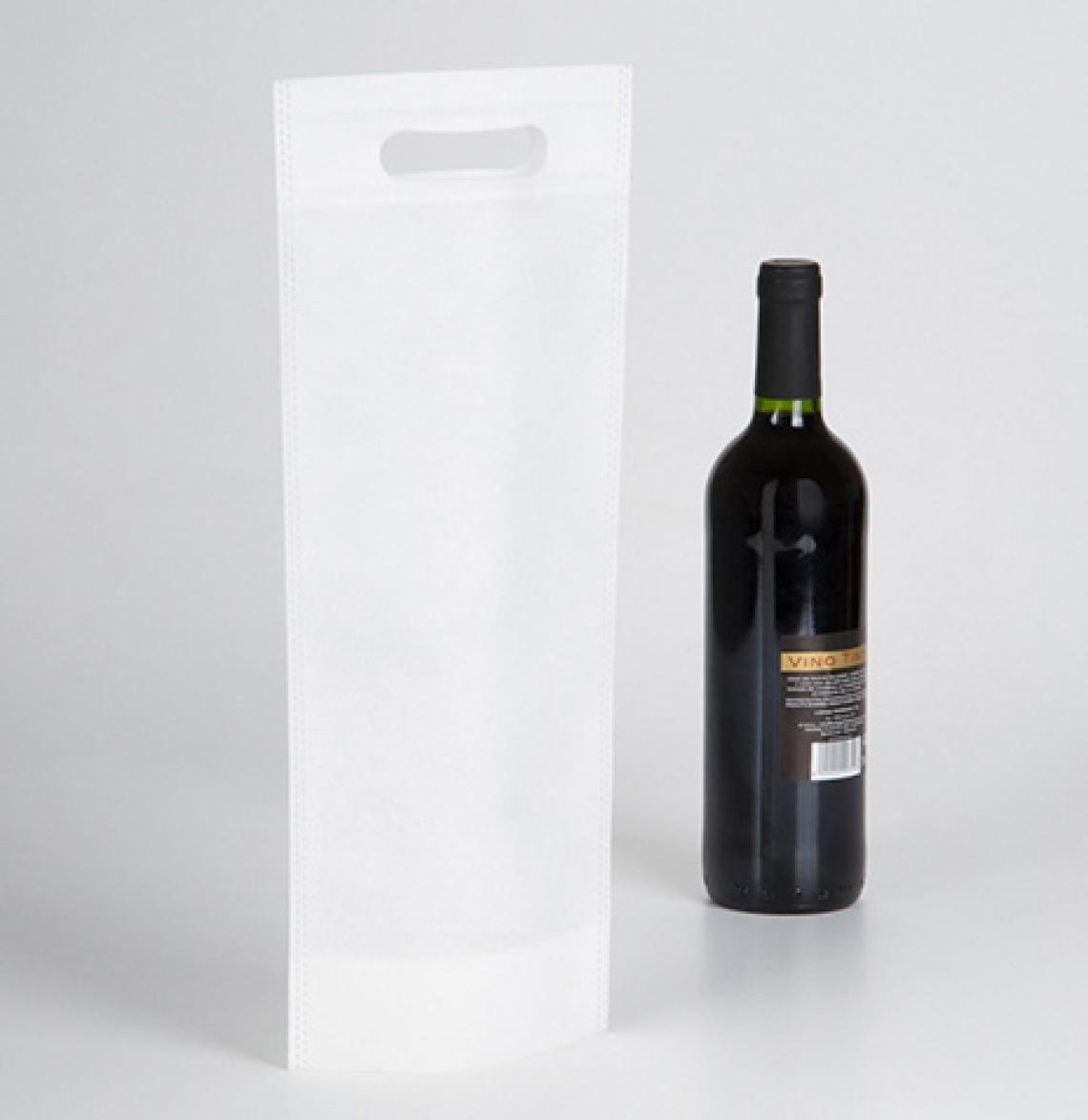 Bolsas de tela reciclada junto a una botella